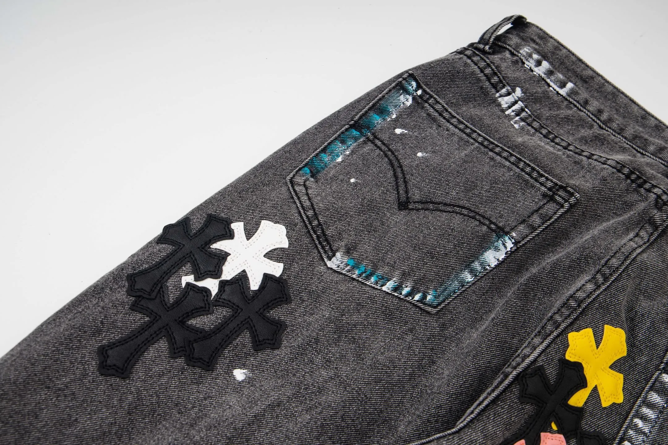 💰330 Top Version GALLERY DEPT & Chrome Hearts Chrome Hearts co-branded large logo blue, yellow, black and white multi-color spliced ​​washed jeans, truly restores the ultimate vintage texture, three-dimensional version, loose and comfortable, not picky about the figure, taller and slimmer, large factory Seiko, original factory quality control, same style for men and women, can be matched with couples, versatile recommendation, must-have jeans for all seasons, fashionable people have been disappointed. From the quality selection of fabrics, the tailoring of details, and the matching of patterns, they are all impeccable! The upper body is so handsome when worn...it can be easily worn by men, women and children! The craftsmanship is made of heavy-duty washed pure cotton denim fabric. After washing, it is soft and thick. It is very stylish when worn on the body. Style number: 1788# Color: black Size: 28 30 32 34 36